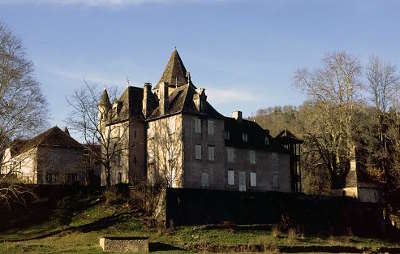 Chateau de saint chamant route historique des chateau d auvergne guide du tourisme du cantal