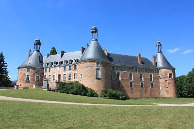 Chateau de saint fargeau routes touristiques dans l yonne guide du tourisme en bourgogne