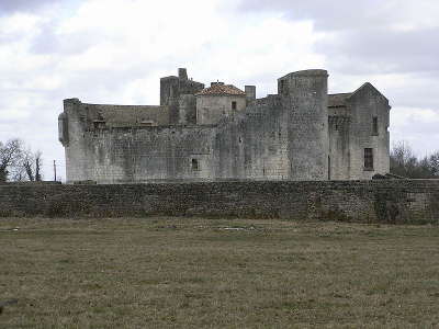 Chateau de saint jean d angles route des tresors de saintonge guide du tourisme de la charente maritime