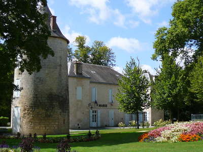 Chateau de surgeres route des tresors de saintonge guide du tourisme de la charente maritime