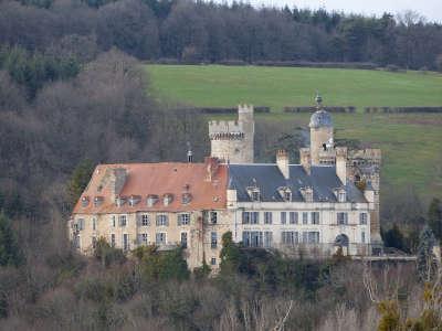 Chateau de veauce facade sud du chateau route touristique de l allier guide du tourisme d auvergne