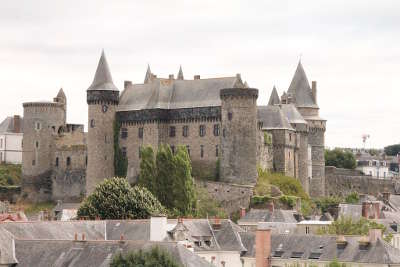 Chateau de vitre routes touristiques dans l ille et vilaine guide du tourisme en bretagne