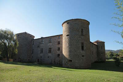 Chateau des ducs de joyeuse couiza routes touristique de aude guide du tourisme du languedoc roussillon