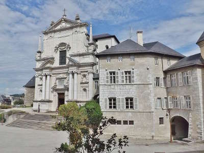 Chateau des ducs de savoie sainte chapelle batiment de l intendance et passage de la porterie a droite routes touristiques de savoie guide touristique de rhone alpes