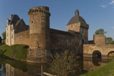 Chateau fort de marconnay route des abbayes et monuments du haut poitou guide du tourisme de la vienne