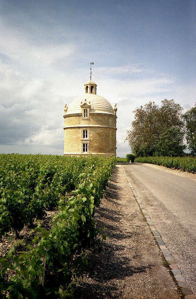 Chateau la tour bordeaux pauillac route des vins de bordeaux route des chateaux guide du tourisme de la gironde aquitaine