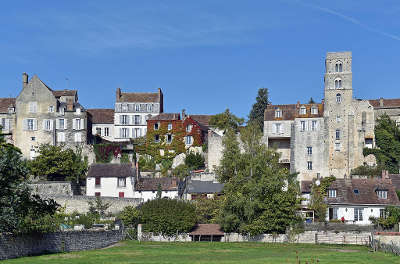 Chateau landon village de caractere vue depuis la vallee du fusain avec la tour saint thugal routes touristiques de seine et marne guide touristique ile de france