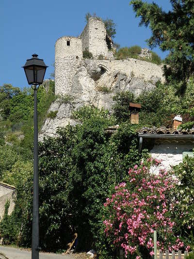 Chateau medieval de la roche sur le buis parc naturel des baronnies