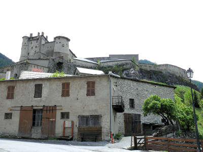 Chateau ville vieille le fort queyras dominant le village routes touristiques des hautes alpes guide du tourisme de provence alpes cote d azyr