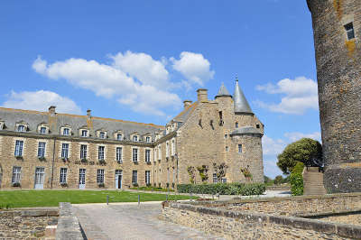 Chateaugiron hotel de ville dans la cour du chateau petite cite de caractere routes touristiques dans l ille et vilaine guide du tourisme en bretagne