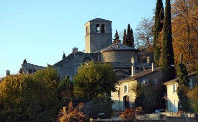 Chateauneuf de mazenc vue en arrivant par le sud routes touristiques de la drome guide touristique de rhone alpes