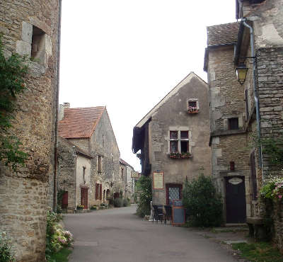 Chateauneuf en auxois le village plus beaux villages de france routes touristiques en cote d or guide du tourisme en bourgogne