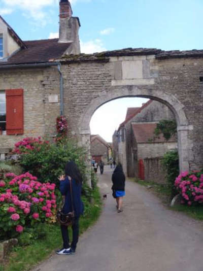 Chateauneuf en auxois plus beaux villages de france routes touristiques en cote d or guide du tourisme en bourgogne