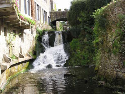 Chatelaudren la cascade petite cite de caractere routes touristiques dans les cotes d armor guide du tourisme en bretagne