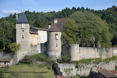 Chateldon petite cite de caractere le chateau routes touristiques du puy de dome guide touristique de l auvergne