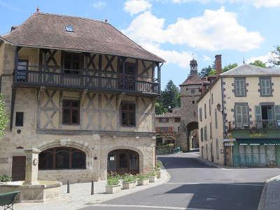 Chateldon petite cite de caractere maisons rue de la boucherie routes touristiques du puy de dome guide touristique de l auvergne