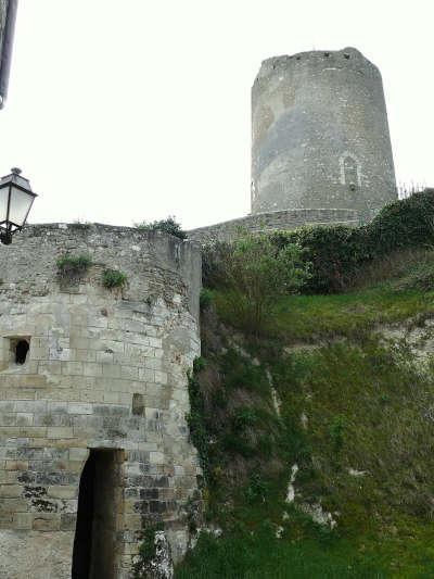 Chatillon sur indre la motte la tour de cesar avec sa porte d origine road trip dans l indre guide du tourisme centre val de loire