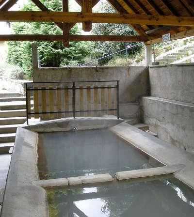 Chaudes aigues lavoir eaux chaudes routes touristiques du cantal guide touristique de l auvergne