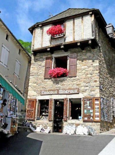 Chaudes aigues routes touristiques du cantal guide touristique de l auvergne