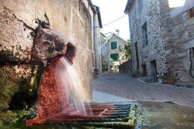 Chaudes aigues sources du par routes touristiques du cantal guide touristique auvergne