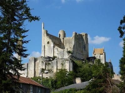 Chauvigny les ruines du chateau baronnial xiie siecle ancien chateau des eveques de poitiers route des abbayes et monuments du haut poitou guide du tourisme de la vienne