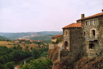 Chilhac le village vu depuis le chateau routes touristiques de la haute loire guide touristique de l auvergne