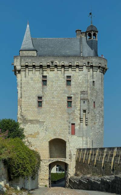 Chinon tour de l horloge road trip dans l indre et loire guide du tourisme centre val de loire