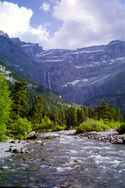 Cirque de gavarnie avec la grande cascade en fond 422 m donnant naissance au gave de pau route des cols des pyrenees