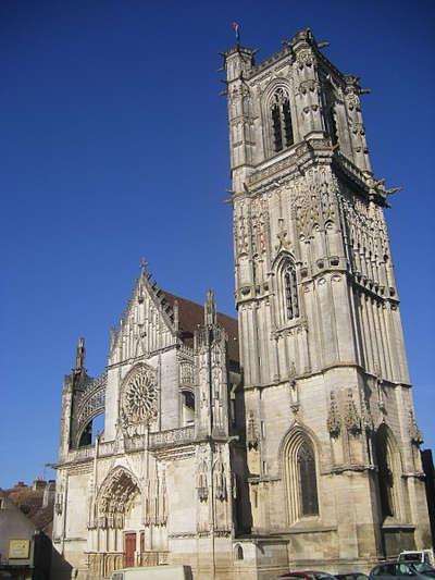 Clamecy cite de caractere eglise saint martin ancienne collegiale routes touristiques de la nievre guide touristique de bourgogne