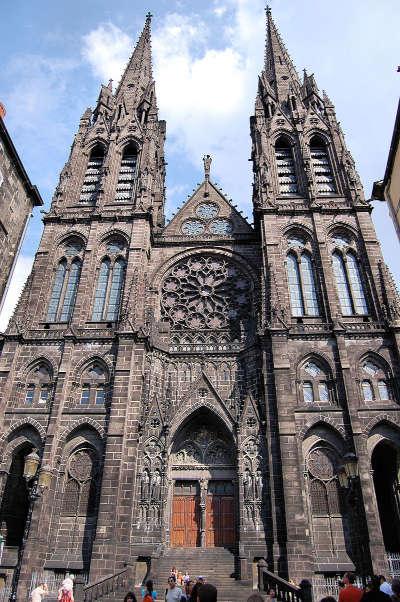 Clermont ferrand cathedrale notre dame de l assomption routes touristiques du puy de dome guide touristique de l auvergne