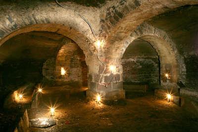 Clermont ferrand caves sous l hotel dieu avec un pilier de soutenement routes touristiques du puy de dome guide touristique de l auvergne