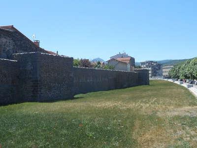 Clermont ferrand portion orientale des remparts de montferrand routes touristiques du puy de dome guide touristique de l auvergne