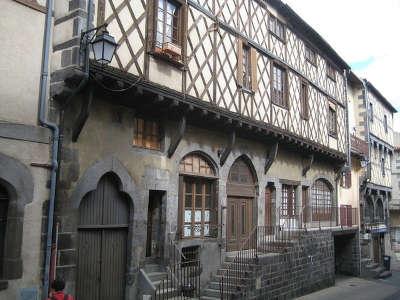 Clermont ferrand quartier medieval de montferrand routes touristiques du puy de dome guide touristique de l auvergne