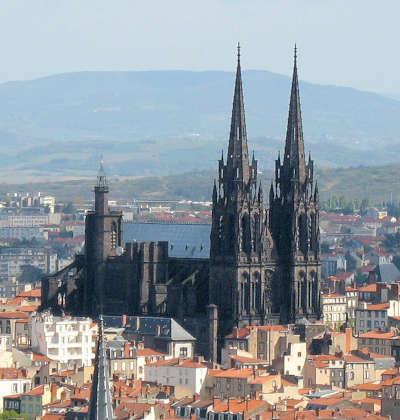 Clermont ferrand vue sur la cathedrale notre dame de l assomption routes touristiques du puy de dome guide touristique de l auvergne