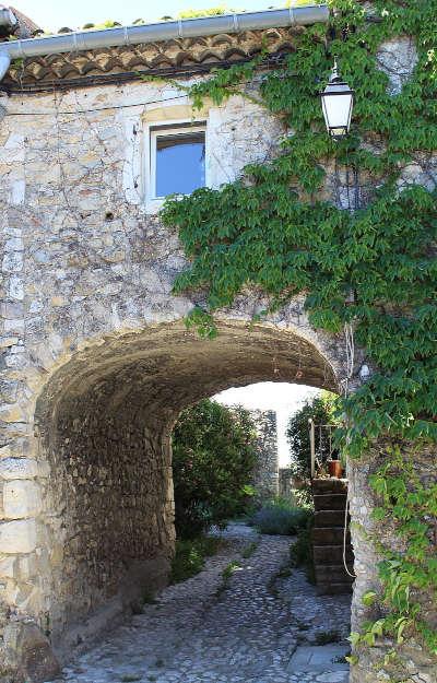 Cliousclat ruelle avec arceau bati routes touristiques de la drome guide touristique de rhone alpes