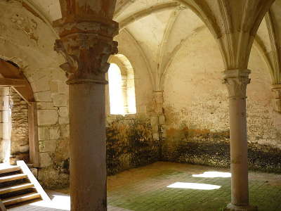 Cloitre de abbaye de l etoile route des abbayes et monuments du haut poitou guide du tourisme de la vienne