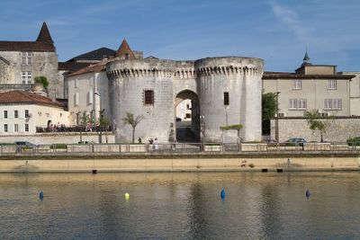 Cognac la porte saint jacques routes touristique de charente guide du tourisme de poitou charentes