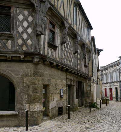 Cognac maison du vieux cognac medieval routes touristique de charente guide du tourisme de poitou charentes