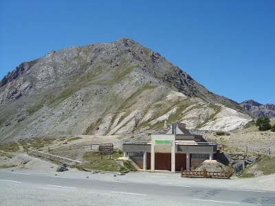 Col d izoard musee du tour de france routes touristiques des hautes alpes guide du tourisme de provence alpes cote d azyr