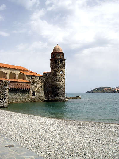 Collioure eglise notre dame des anges route des cols des pyrenees guide touristique des pyrenees orientales