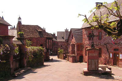 Collonges la rouge la place du village classe plus beaux villages de france routes touristiques en correze guide du tourisme du limousin