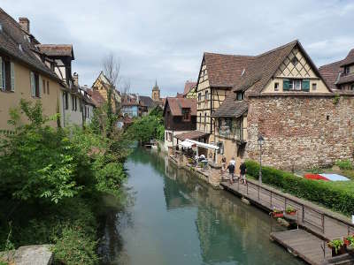 Colmar la lauch traversant le quartier de la petite venise guide du tourisme du haut rhin alsace