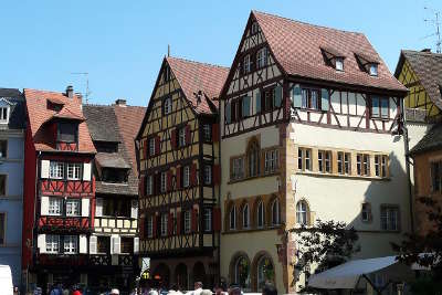 Colmar la maison adolph sur la place de la cathedrale guide du tourisme du haut rhin alsace