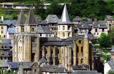 Conques en rouergue plus beaux villages de france abbatiale sainte foy routes touristiques de aveyron guide du tourisme midi pyrenees