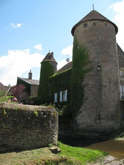 Corbigny remparts et ancienne tour routes touristiques de la nievre guide touristique de bourgogne