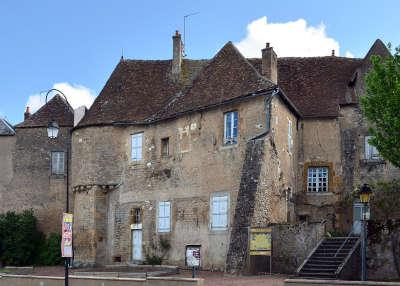 Corbigny trace des remparts routes touristiques de la nievre guide touristique de bourgogne