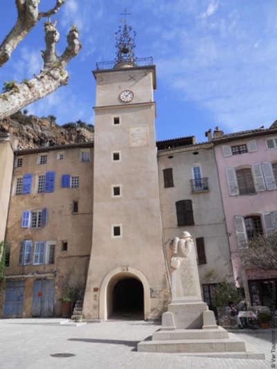 Cotignac plus beaux villages cite de caractere place de la mairie routes touristiques du var guide touristique de la provence alpes cote d azur