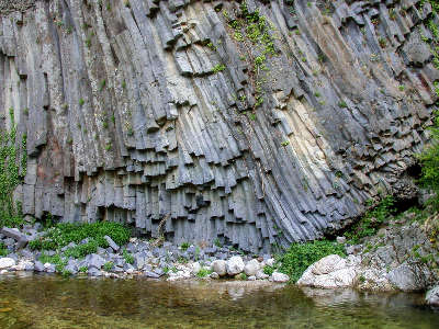 Coulee basaltique de jaujac routes touristiques de ardeche guide du tourisme du rhone alpes