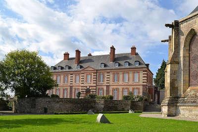 Coutance pays d art et d histoire le palais episcopal routes touristiques de la manche guide touristique de normandie