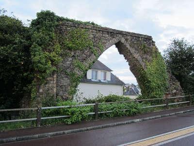 Coutance pays d art et d histoire ruines de l aqueduc routes touristiques de la manche guide touristique de normandie